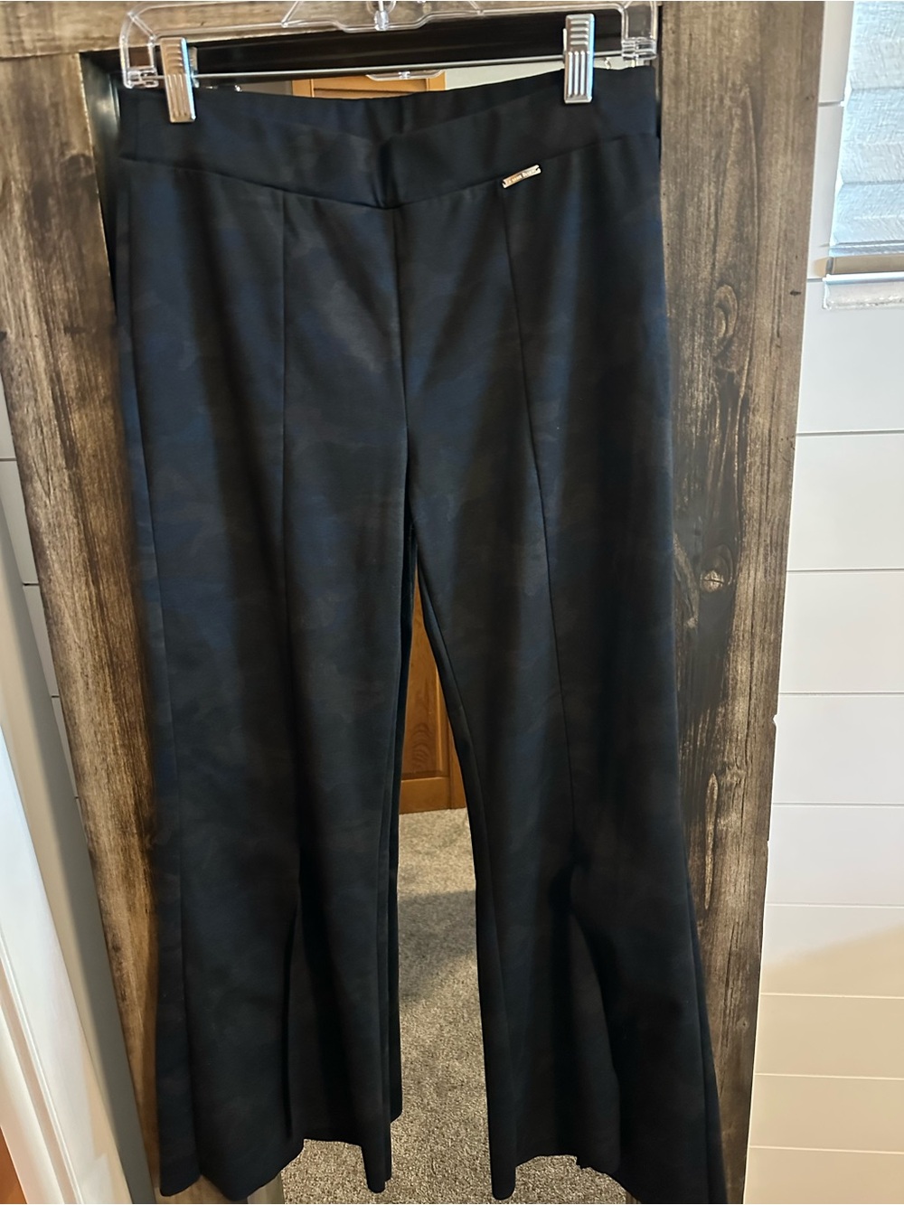 Michelle Belau Black Camo Bootcut Pull On Pants Women’s Small Stretch slit hem
